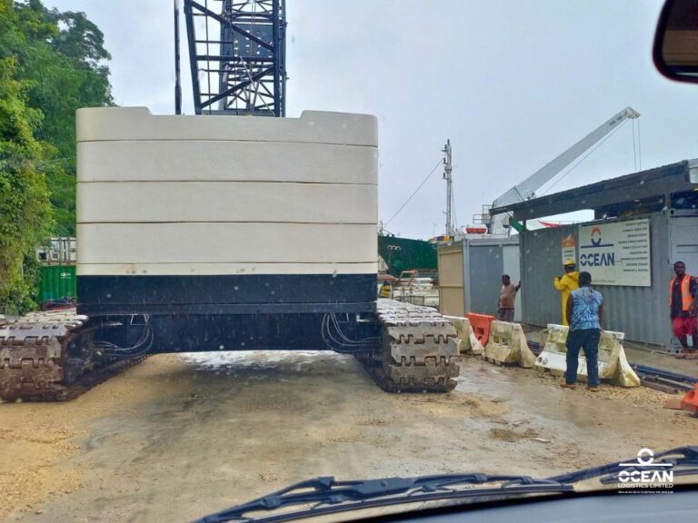 120T Crawler Crane Lifts a Fishing Vessel to the Sea | Vanuatu_4