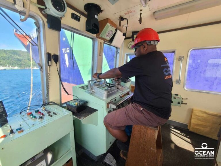 Tugboat Titirangi assists BW Kestrel